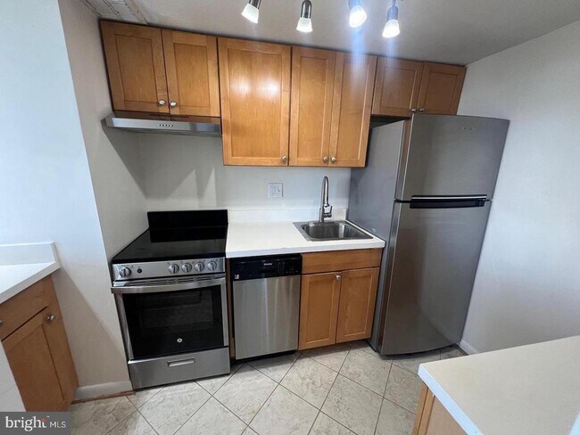 Building Photo - 2059 Huntington Ave