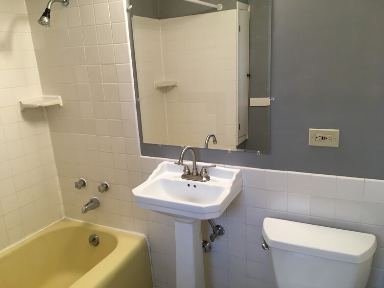 Bathroom - 832 Jenifer St