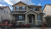 Building Photo - Wonderful open floorplan, fenced yard, 2-c...
