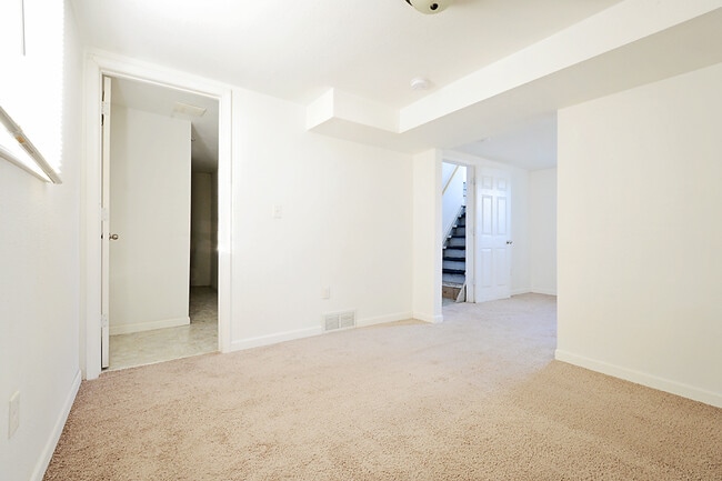 Building Photo - 814 2nd Ave NW