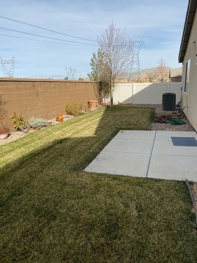 Building Photo - 3 BEDROOM VICTORVILLE HOME