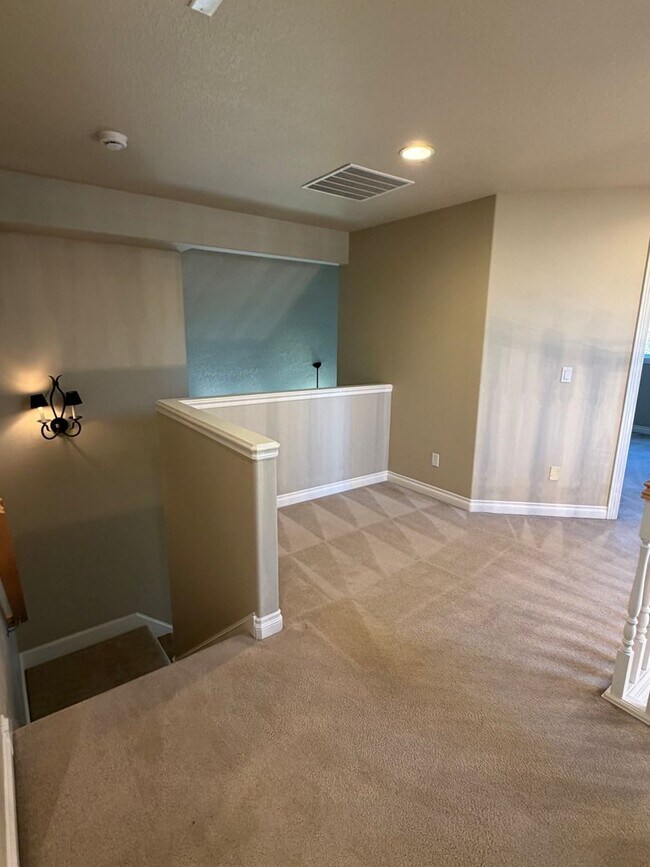 Building Photo - 5 Bedrooms and 2.5 Bathrooms with Views of the Rolling Hills of Corvallis Country Club