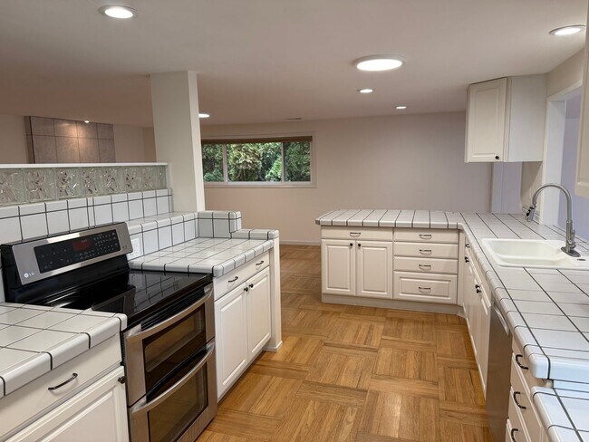 Building Photo - Beautiful 4 bedroom, 3 bathroom home in Eugene! MOVE IN SPECIAL!