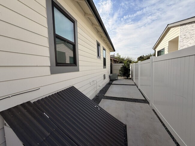 Building Photo - 2947 Dalton Ave