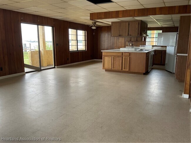 Building Photo - 1025 Lakeview Dr