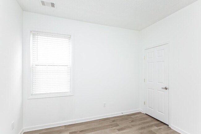 Building Photo - 610 Clairidge Ln SW