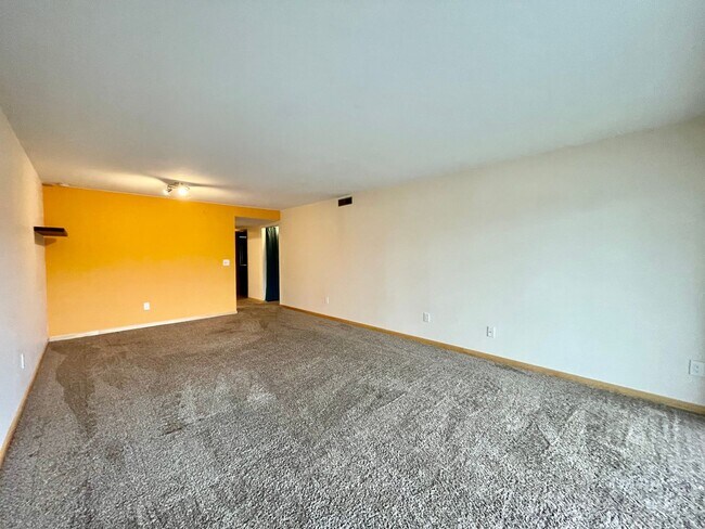 Building Photo - S. PDX 2Bed 2Bath ~ Condo~Near OHSU w/ 2 Reserved parking spots & Washer & Dryer!