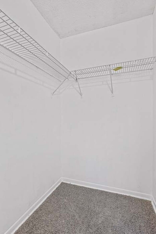 Building Photo - 16400 N Park Dr