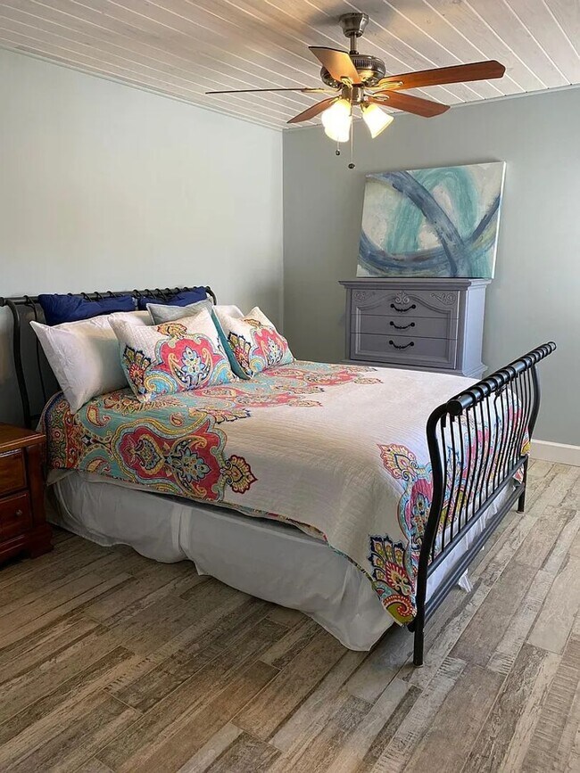 Building Photo - Atlantic Beach Gem!