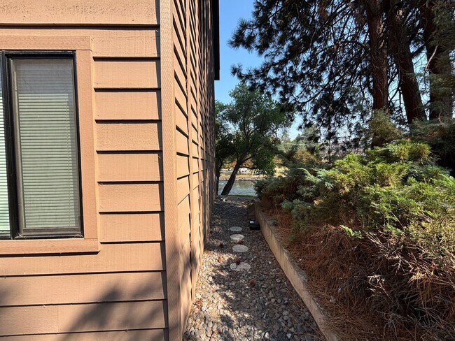 Building Photo - 2 Bed/1 Bath with River Views! Riviera Rid...