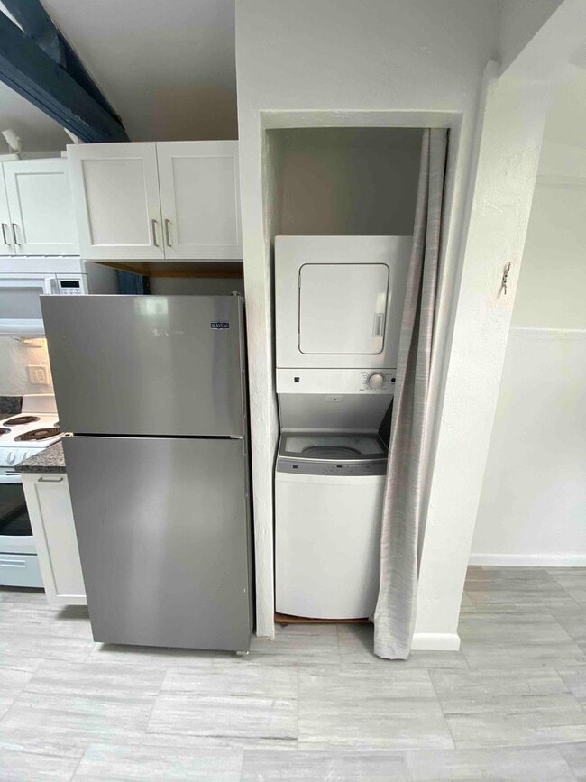 Building Photo - Beautiful large studio 2 blocks from the beach