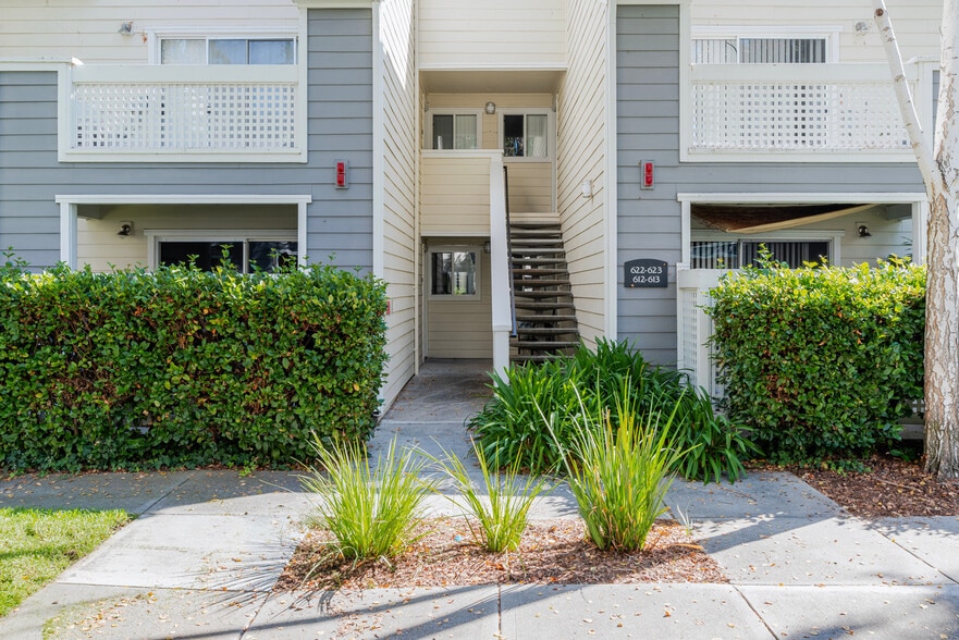 Building Photo - 900 Pepper Tree Ln