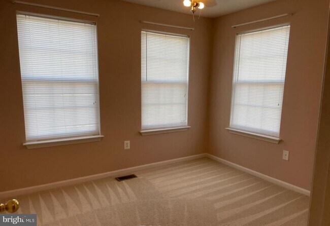 Building Photo - 5169 Mallards Landing Dr