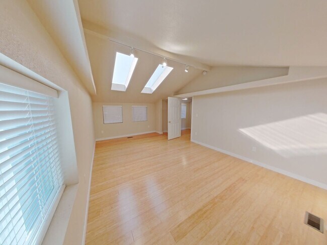 Building Photo - Updated 3Bed/2Bath Home - HUGE Backyard!