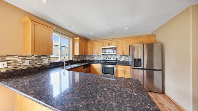 Building Photo - 3 Bed 2.5 Bath - 3 Car Garage - Groups -  ...