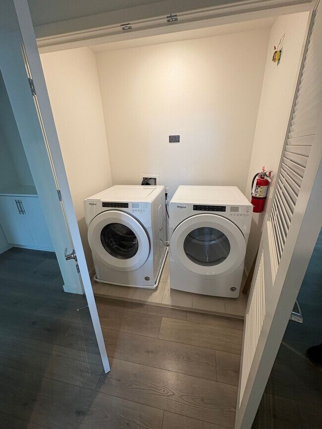 Building Photo - Modern 2bed/2bath Single Story Condo in the MIll