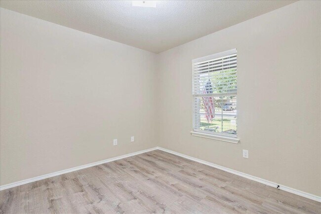 Building Photo - 185 Housefinch Loop