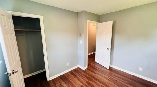 Building Photo - 2141 Robin Hood Ct