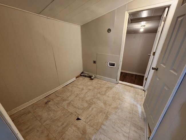 Building Photo - Spacious 3-Bedroom, 2-Bathroom Home AVAILA...