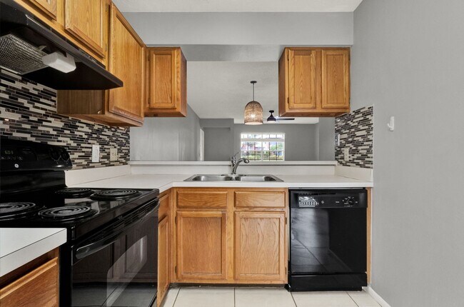 Building Photo - First Floor 2/2 Condo with private back in...