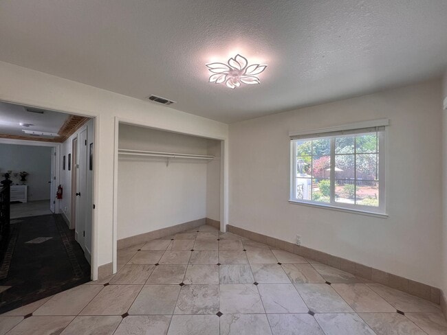 Building Photo - 912 Yosemite Ln