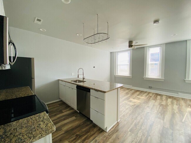 Building Photo - 3001 W Cary St