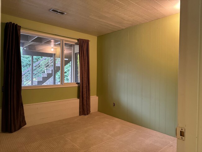 Building Photo - Exquisite 4 Bed, 2.5 bath in Bellevue with...