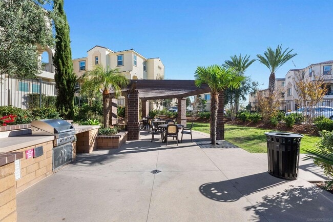 Building Photo - Stylish Three-Story Townhome with Private Courtyard & Pool Access