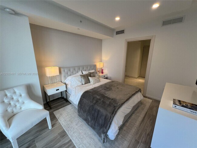 Building Photo - 801 S Miami Ave