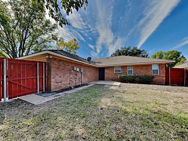 Building Photo - Spacious 3-Bed, 2-Bath Home with Garage, F...