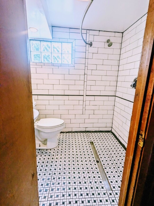 Building Photo - 3 bd, 1.5 ba house, N  Central location, f...