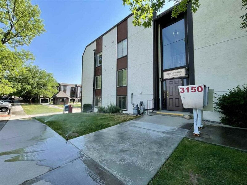 Building Photo - 3150 Lakeside Dr