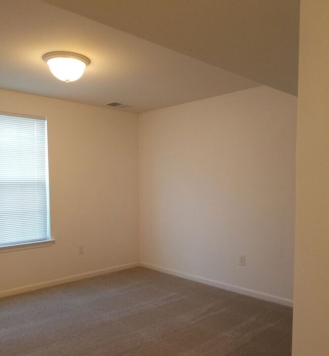 Building Photo - 1720 SF Townhome - 3 BR/1.5 BA - Kings Cro...