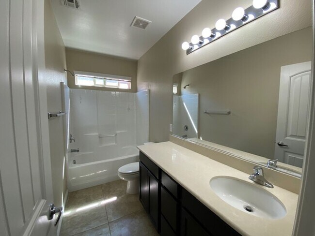 Building Photo - Henderson 3 Bedroom Single Family Home!