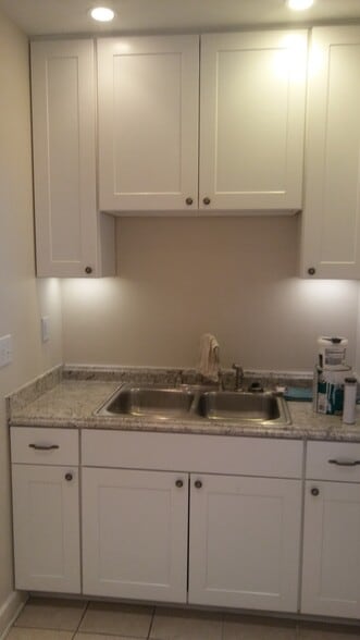 kitchen - 1562 E Irving Plz