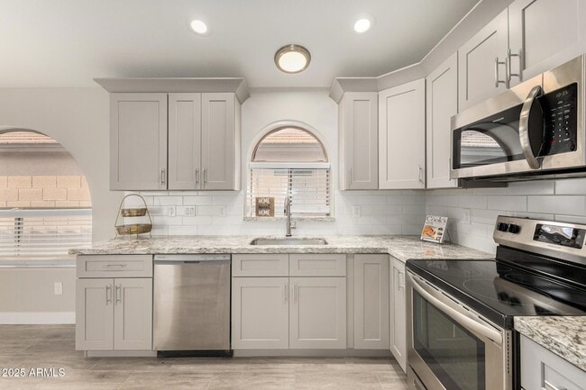 Building Photo - 911 E Lovegrass Dr