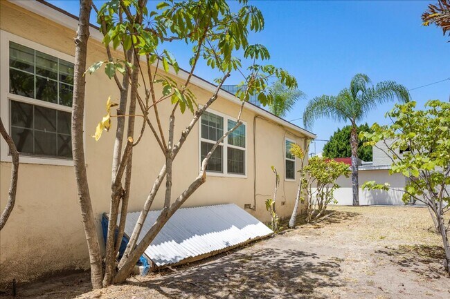 Building Photo - Corner lot home on a classic tree lined Beverly Hills street