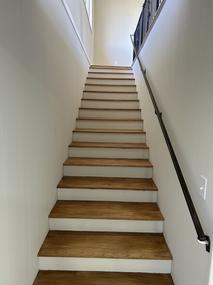 Master Stairs - 3404 Martin Lydon Ave