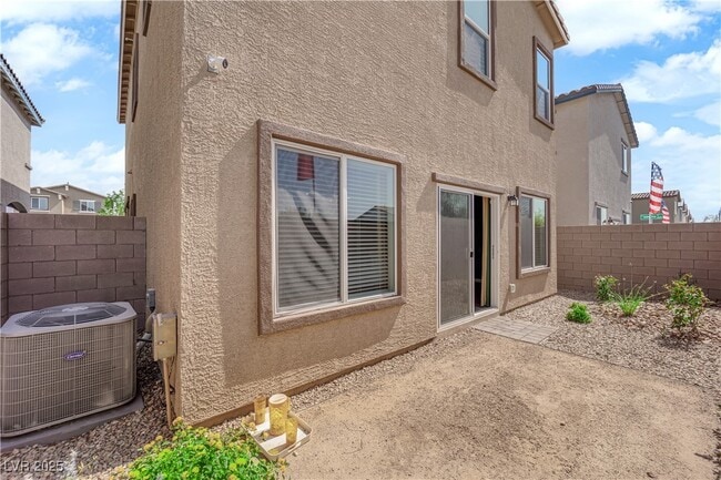 Building Photo - 4747 Bluebird Clfs Ave