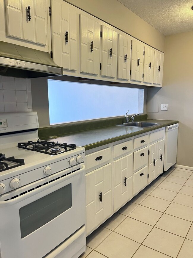 Building Photo - Charming 1 bedroom in Kirkwood. Professionally Managed.