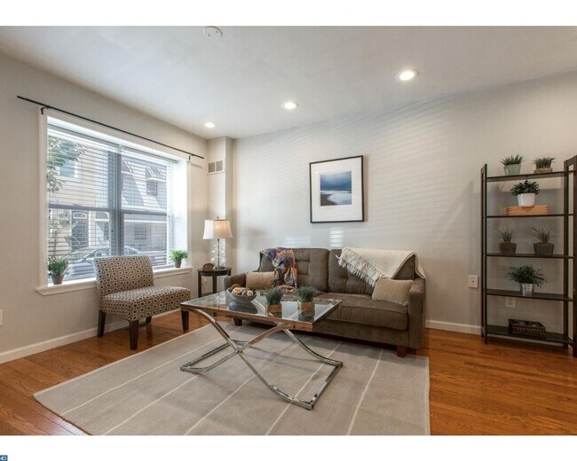 Building Photo - Point Breeze Townhome