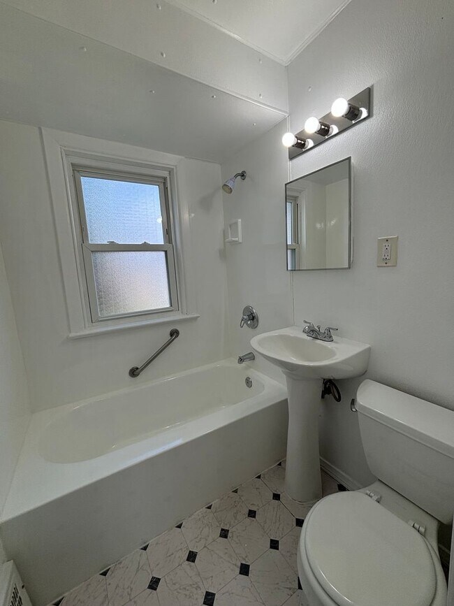 Building Photo - Spacious Single Family 3 Bedroom with Central Air - Will Not Last Long!