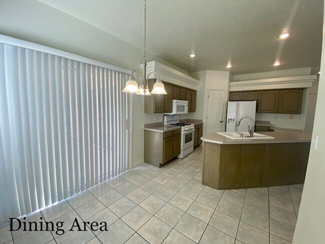 Building Photo - SPACIOUS HOME FOR RENT!