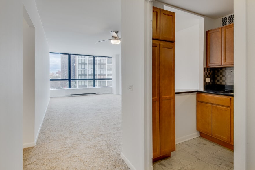 Building Photo - 5415 N Sheridan Rd