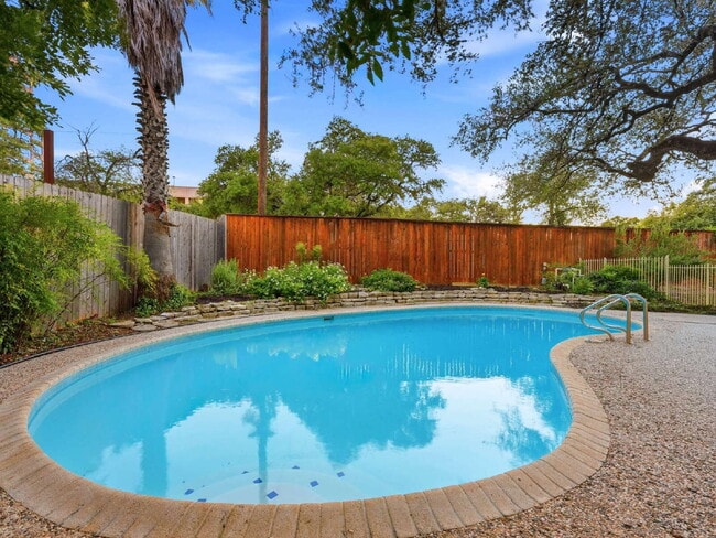 Building Photo - Home with a POOL!