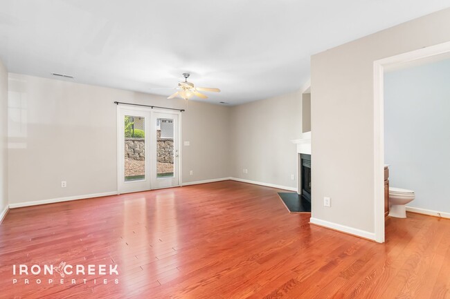 Building Photo - Stylish 2BR/2.5BA Townhome in Desirable Fl...