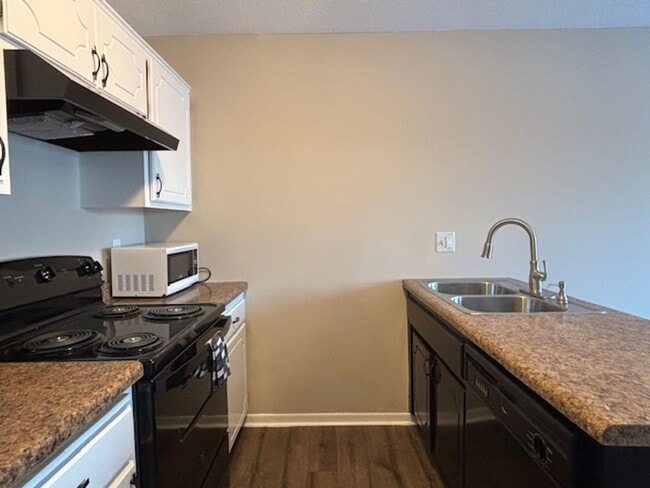 Building Photo - Awesome 2 BR/1.5 BA Townhome in St. Paul!