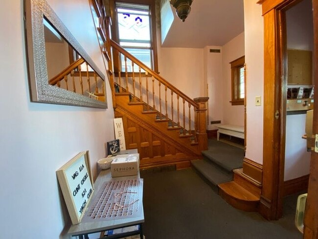 Building Photo - $6,000 | 8 Bedroom, 4 Bathroom Multi Floor...