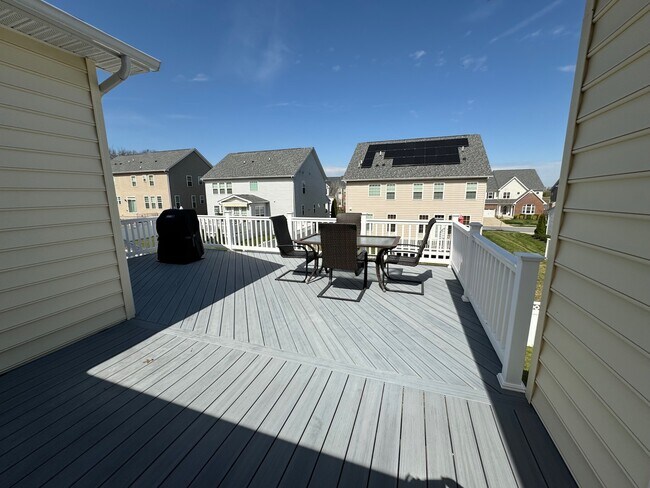Building Photo - 514 Whinstone Dr