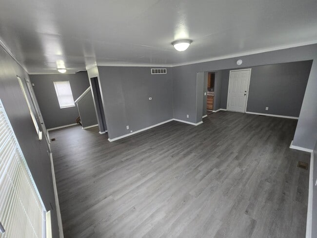 Building Photo - 4 Bedroom House